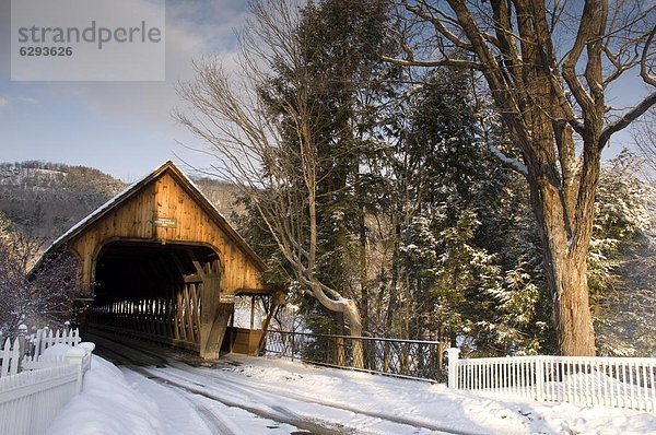 Vereinigte Staaten von Amerika USA Winter bedecken Nordamerika Neuengland Holzbrücke Vermont