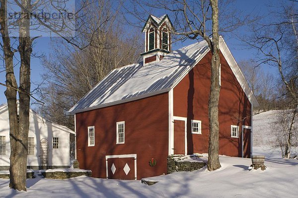 Vereinigte Staaten von Amerika  USA  Tradition  Scheune  Nordamerika  streichen  streicht  streichend  anstreichen  anstreichend  umgeben  rot  Neuengland  Schnee  Vermont