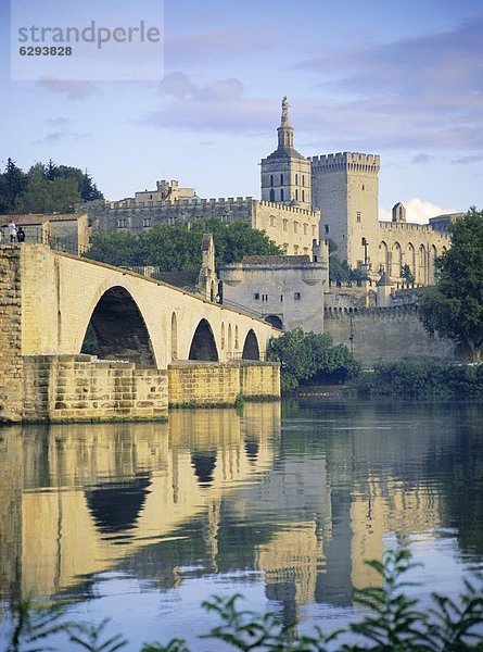 Frankreich Europa über Brücke Fluss Palast Schloß Schlösser Provence - Alpes-Cote d Azur Avignon Rhone