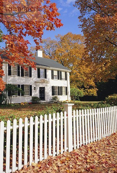 Vereinigte Staaten von Amerika USA Filmklappe Gebäude Herbst Nordamerika Zaun Neuengland Lexington Massachusetts