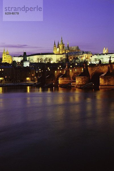 Prag  Hauptstadt  Europa  Winter  Palast  Schloß  Schlösser  Tschechische Republik  Tschechien  Karlsbrücke  Mala Strana  Dämmerung