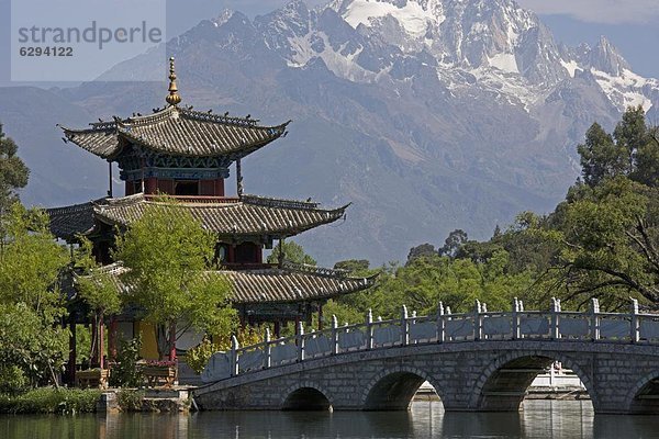 Black Dragon Pool Park  Tempel und Brücke mit Jade Dragon Snow Mountain im Hintergrund  Lijiang  Yunnan Provinz  China  Asien
