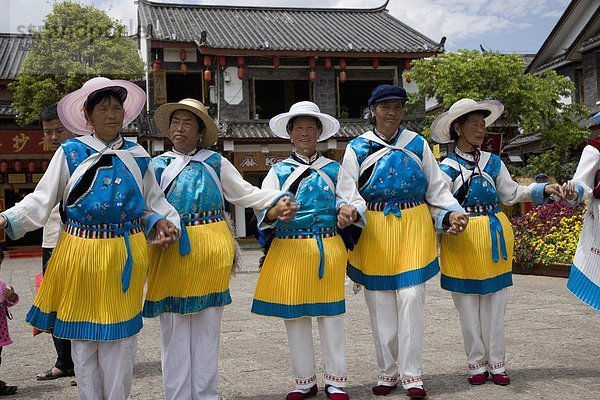 Frau tanzen Quadrat Quadrate quadratisch quadratisches quadratischer China Ethnisches Erscheinungsbild UNESCO-Welterbe Asien Lijiang