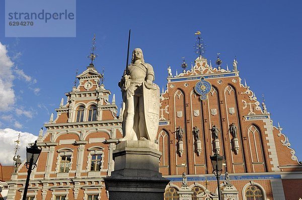 Europa Wohnhaus frontal Statue Riga Hauptstadt Lettland Roland