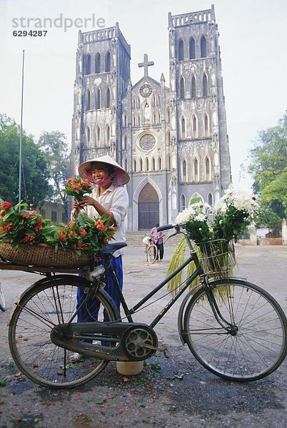 Hanoi  Hauptstadt  Frau  Blume  verkaufen  Fahrrad  Rad  Vietnam  Asien