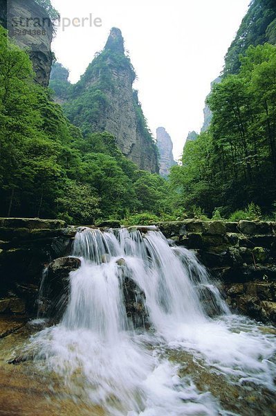 Landschaftlich schön  landschaftlich reizvoll  Wald  Wasserfall  Zimmer  China
