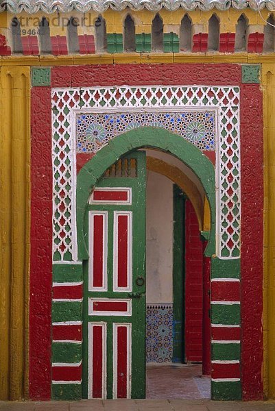Tür  streichen  streicht  streichend  anstreichen  anstreichend  Helligkeit  Marokko