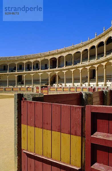 flirten  Stadtplatz  Stierkampfarena  Andalusien  Ronda  Spanien