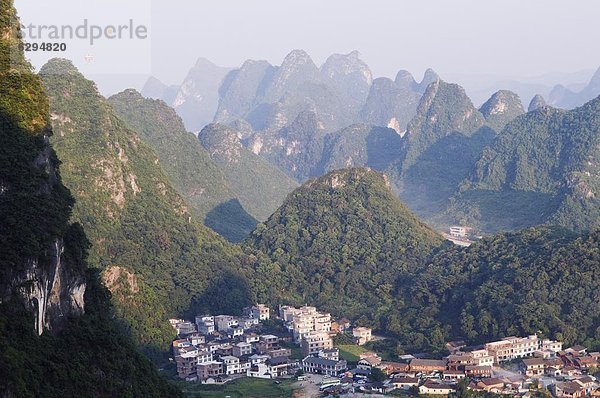 Landschaftlich schön  landschaftlich reizvoll  Dorf  umgeben  China  Asien  Karst  Kalkstein  Yangshuo