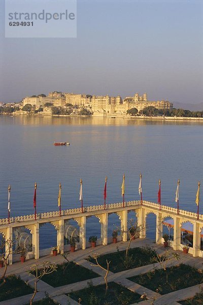 Großstadt Palast Schloß Schlösser Indien Rajasthan Udaipur