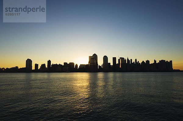 Vereinigte Staaten von Amerika  USA  Skyline  Skylines  New York City  Morgendämmerung  Fluss  Nordamerika  Hudson River  Manhattan