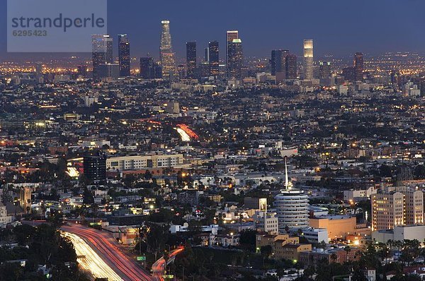 Vereinigte Staaten von Amerika USA Auto Großstadt Hochhaus Beleuchtung Licht Nordamerika Bundesstraße Kalifornien Ortsteil Innenstadt Los Angeles