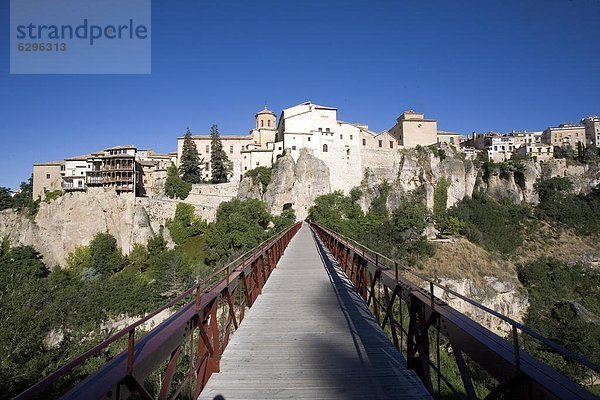 Europa Gebäude hängen Brücke Fußgänger Kastilien-La Mancha Cuenca Spanien