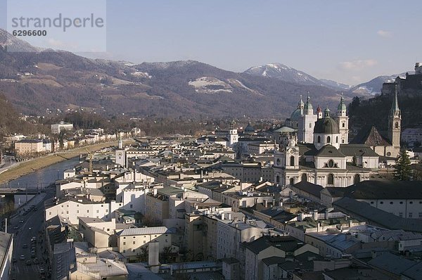 Blick auf Salzburg aus dem Mönchsberg  Salzburg  Österreich  Europa