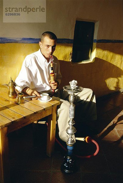 rauchen  rauchend  raucht  qualm  qualmend  qualmt  Mann  Restaurant  Madaba