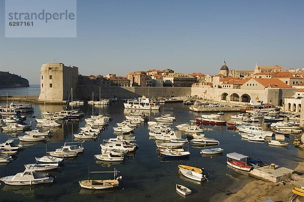 Hafen Stadtmauer Europa Ufer Stadt Zimmer Adriatisches Meer Adria Kroatien Dalmatien Dubrovnik alt