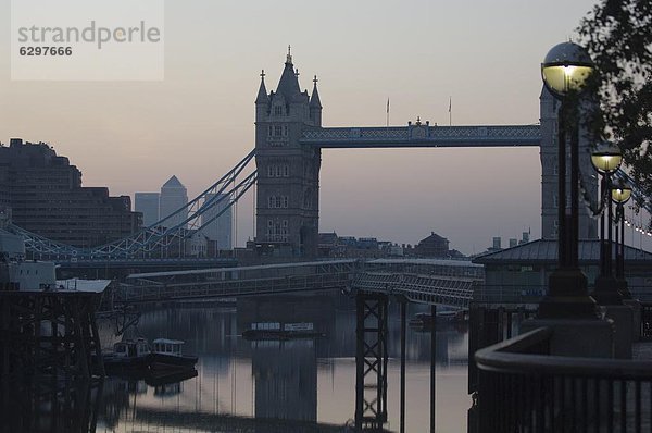 Fluss Themse und Tower Bridge  London  England  Großbritannien  Europa
