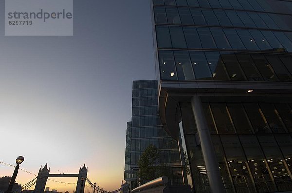 Moderne Gebäude auf der South Bank mit Tower Bridge im Hintergrund  London  England  Großbritannien  Europa