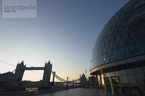 Rathaus (London Assembly Gebäude) auf Queens Walk  mit Tower Bridge über  London  England  Großbritannien  Europa