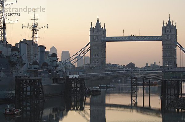 Tower Bridge  HMS Belfast und die Themse in den frühen Morgenstunden  London  England  Großbritannien  Europa