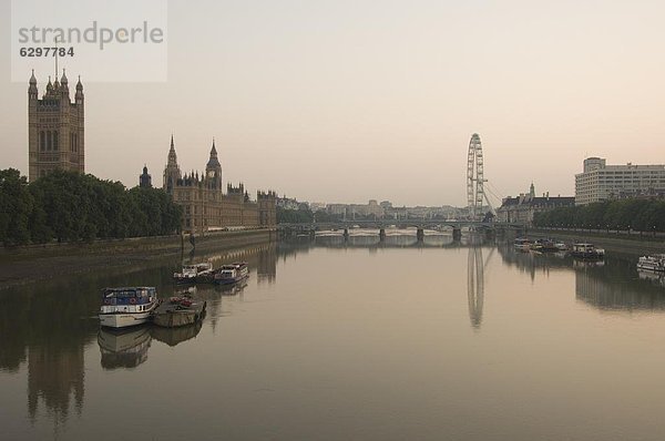 Am frühen Morgen Ruhe auf der Themse zwischen den Houses of Parliament und dem London Eye  London  England  Großbritannien  Europa