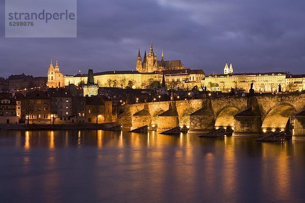 Prag  Hauptstadt  beleuchtet  Europa  Winter  Palast  Schloß  Schlösser  Nacht  Brücke  Fluss  Tschechische Republik  Tschechien  Moldau  Ortsteil
