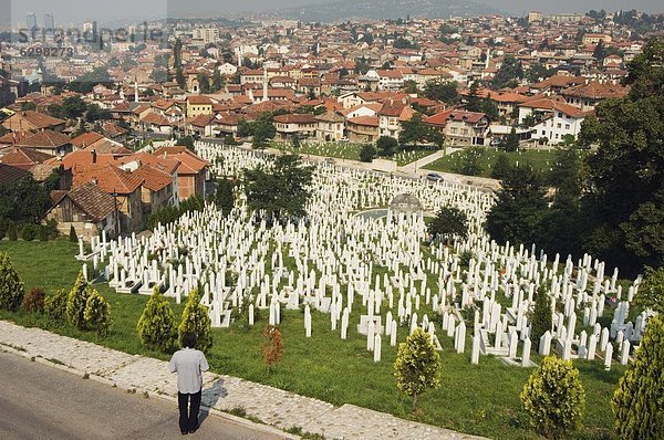 Sarajevo Hauptstadt Europa Mann Gebäude Spiegelung Großstadt Ignoranz Friedhof