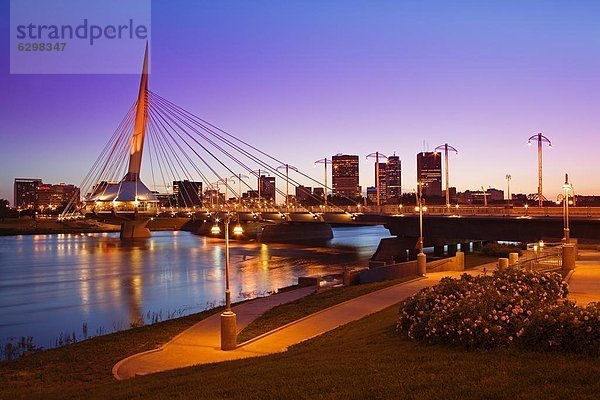 Esplanade Riel Brücke über den Red River  Winnipeg  Manitoba  Kanada  Nordamerika