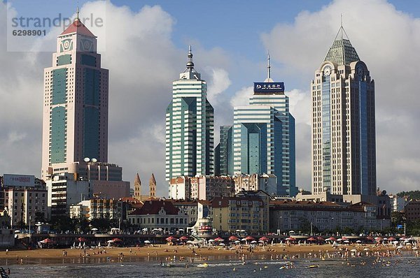 Moderne Wolkenkratzer im Seebad Strand und Host der Segeln Ereignisse von den 2008 Olympischen Spiele  Qingdao  Provinz Shandong  China  Asien