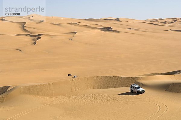 SUV auf Sanddünen Erg Awbari  Sahara Wüste  Fessan  Libyen  Nordafrika  Afrika