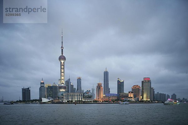 Stadtteil Pudong und dem Oriental Pearl Tower  Shanghai  China  Asien