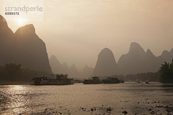 zwischen  inmitten  mitten  Sonnenuntergang  Boot  Kreuzfahrtschiff  China  Asien  Guilin  Yangshuo