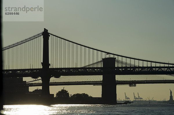 Vereinigte Staaten von Amerika  USA  hinter  New York City  Brücke  Nordamerika  Fokus auf den Vordergrund  Fokus auf dem Vordergrund  Brooklyn  Manhattan