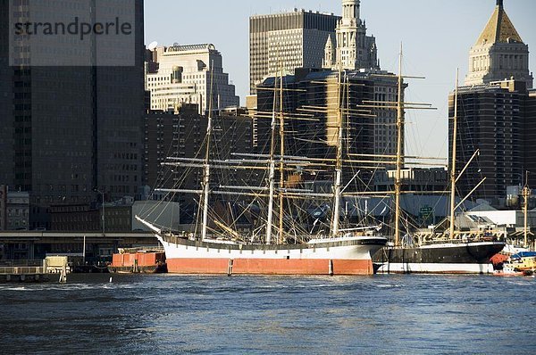 Historische Boote vertäut am Pier 17 auf dem East River  Manhattan  New York City  New York  Vereinigte Staaten von Amerika  Nordamerika