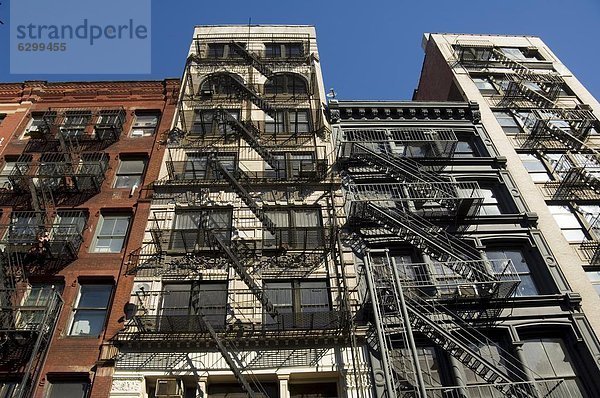 Fire Escapes auf der Außenseite der Gebäude in Spring Street  Soho  Manhattan  New York City  New York  Vereinigte Staaten  Nordamerika