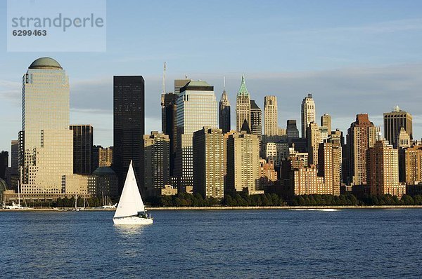 Vereinigte Staaten von Amerika  USA  Skyline  Skylines  New York City  Finanzen  Fluss  Nordamerika  Hudson River  Ortsteil  Manhattan