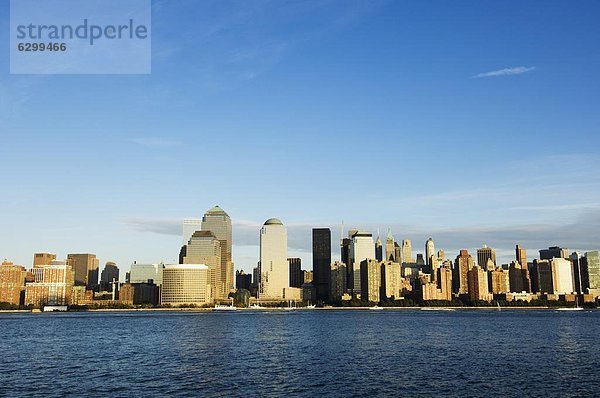 Untere Manhattan Skyline über den Hudson River  New York City  New York  Vereinigte Staaten von Amerika  Nordamerika