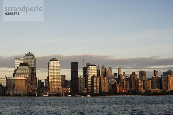 Vereinigte Staaten von Amerika  USA  Skyline  Skylines  New York City  Fluss  Nordamerika  Hudson River  Abenddämmerung  Manhattan