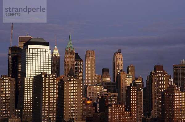 Vereinigte Staaten von Amerika  USA  Skyline  Skylines  New York City  Fluss  Nordamerika  Hudson River  Abenddämmerung  Manhattan