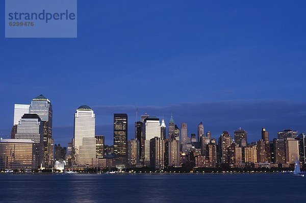 Untere Manhattan Skyline über den Hudson River  New York City  New York  Vereinigte Staaten von Amerika  Nordamerika