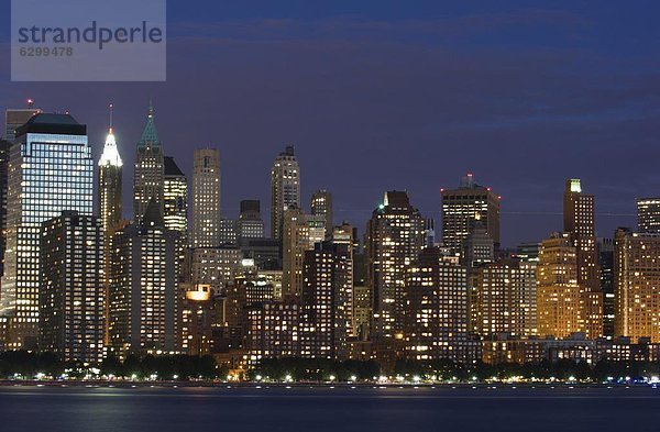 Untere Manhattan Skyline über den Hudson River  New York City  New York  Vereinigte Staaten von Amerika  Nordamerika