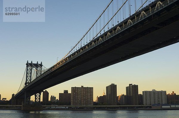 Manhattan Bridge und den East River  New York City  New York  Vereinigte Staaten von Amerika  Nordamerika