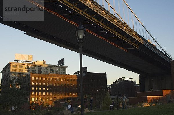 Vereinigte Staaten von Amerika  USA  Hochstraße  New York City  unterhalb  Brücke  Nordamerika  Brooklyn  Manhattan  Nachbarschaft