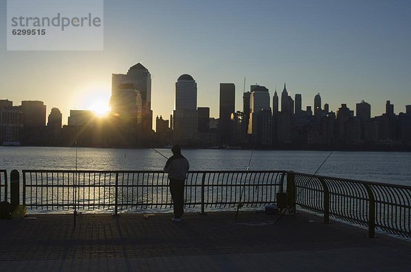 Vereinigte Staaten von Amerika  USA  Skyline  Skylines  Morgendämmerung  Großstadt  Kai  Nordamerika  angeln  in die Augen sehen  ansehen  Angesicht zu Angesicht  gegenüber  Fischer  Jersey City  Manhattan  New Jersey