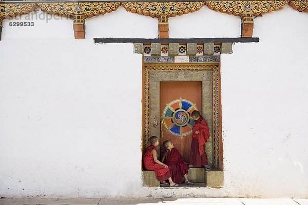 Buddhistische Mönche  Paro Dzong  Paro  Bhutan  Asien