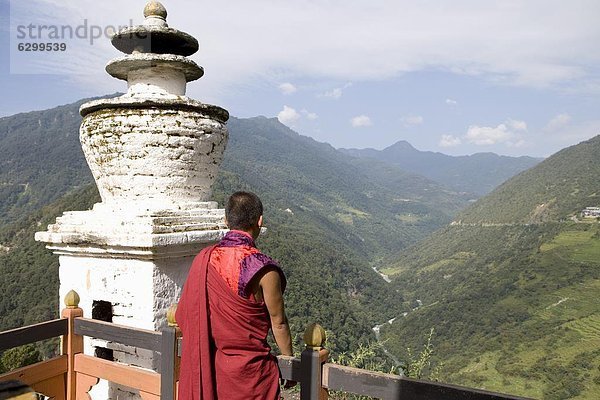 sehen  über  Tal  Fluss  fünfstöckig  Buddhismus  Himalaya  Asien  Bhutan  Mönch