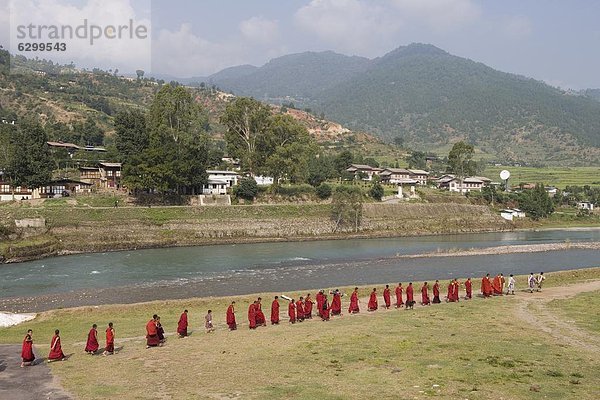 gehen Meditation Fluss fünfstöckig Buddhismus Mönch Asien Bhutan Dzong Punakha