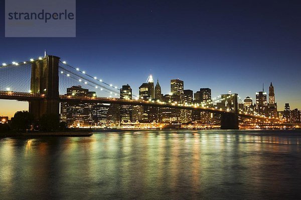 Vereinigte Staaten von Amerika  USA  Skyline  Skylines  New York City  Brücke  Nordamerika  Brooklyn  Abenddämmerung  Manhattan