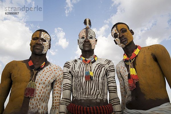 Imitation  Dekoration  Hühnervogel  3  Punkt  Feder  Federn  Gefieder  Volksstamm  Stamm  Kreide  Afrika  Äthiopien  Guinea
