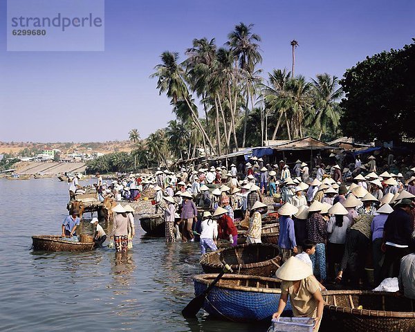 Mensch  Menschen  fangen  Morgen  Boot  Dorf  sammeln  angeln  Südostasien  schnell reagieren  Vietnam  Asien  Mui Ne